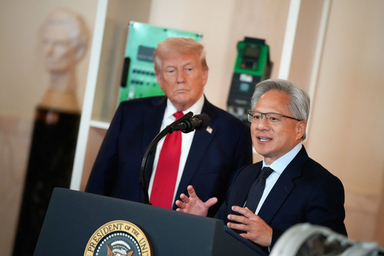 开全员大会竟然接到总统电话！黄仁勋忘关麦克风，数千员工现场吃瓜